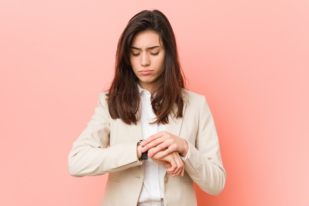 Jovem mulher caucasiana, pensando sobre o tempo