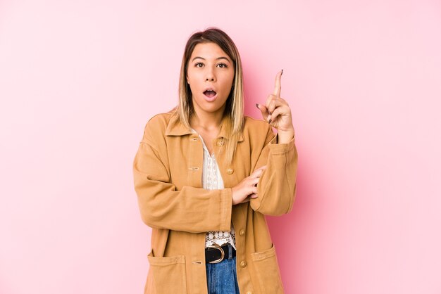 Jovem mulher caucasiana posando isolado, tendo uma ótima ideia, o conceito de criatividade.