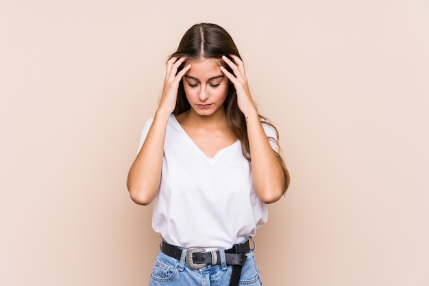 Jovem mulher caucasiana posando isolado tocar os templos e ter dor de cabeça.