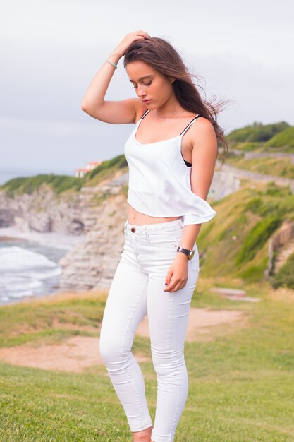 Jovem mulher caucasiana posando na praia