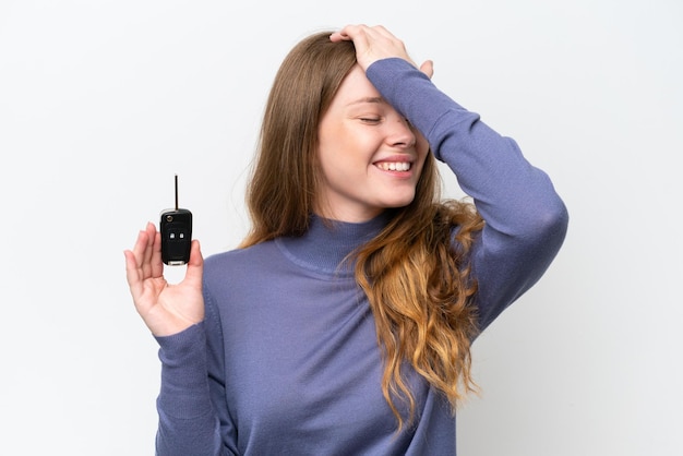 Jovem mulher caucasiana segurando as chaves do carro isoladas no fundo branco percebeu algo e pretende a solução