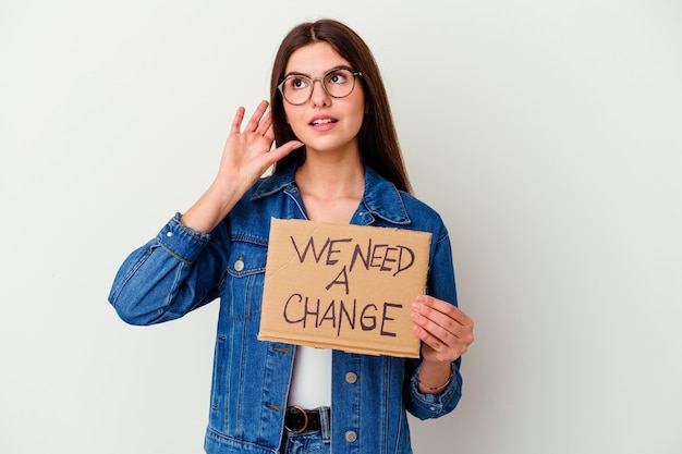 Jovem mulher caucasiana segurando proteger nosso planeta cartaz isolado unhas roendo, nervoso e muito ansioso.