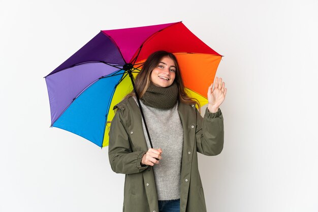 Jovem mulher caucasiana segurando um guarda-chuva isolado