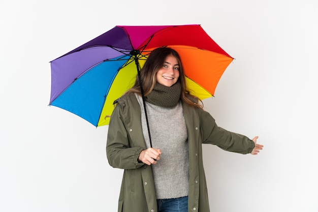Jovem mulher caucasiana segurando um guarda-chuva isolado