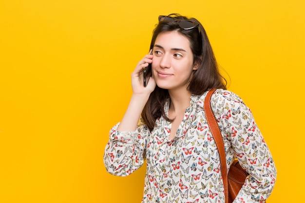 Jovem mulher caucasiana, segurando um telefone