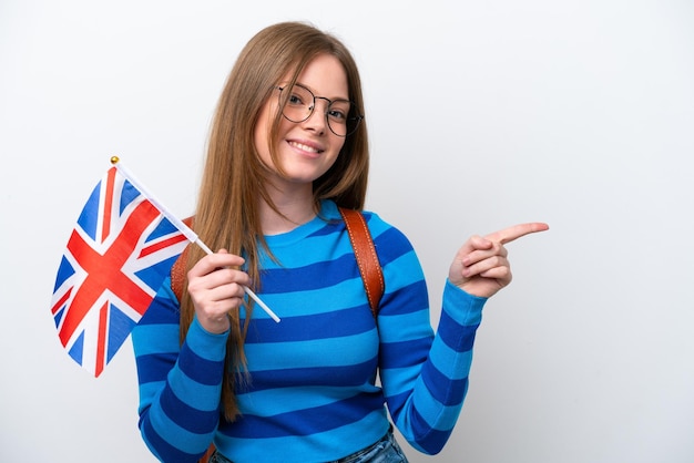 Jovem mulher caucasiana segurando uma bandeira do Reino Unido isolada no fundo branco