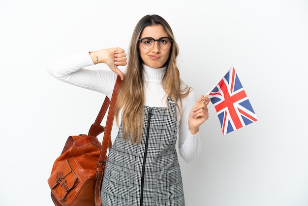 Jovem mulher caucasiana segurando uma bandeira do Reino Unido isolada