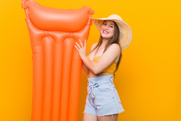 Jovem mulher caucasiana, segurando uma boia