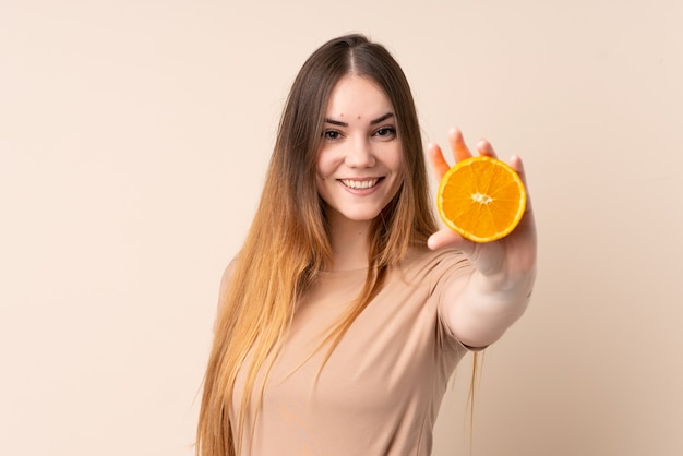 Foto jovem mulher caucasiana, segurando uma laranja