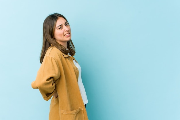 Jovem mulher caucasiana, sofrendo de dores nas costas.