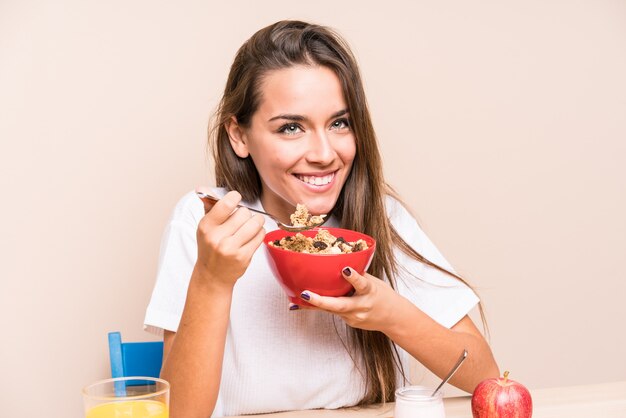 Jovem mulher caucasiana, tomando café da manhã