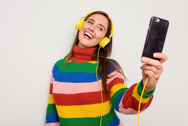 Jovem mulher caucasiana usando seu celular para uma videochamada isolada