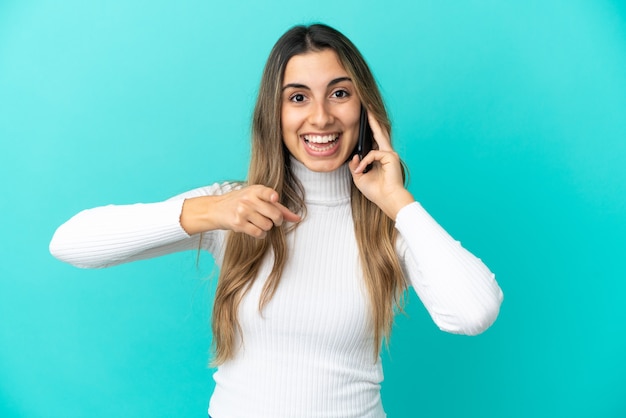 Jovem mulher caucasiana usando telefone celular isolado