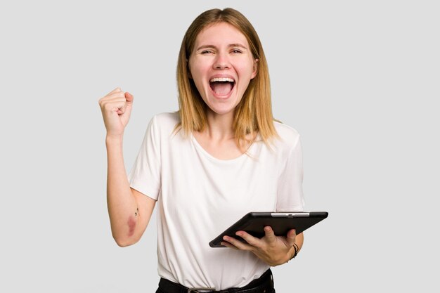 Jovem mulher caucasiana usando um tablet isolado