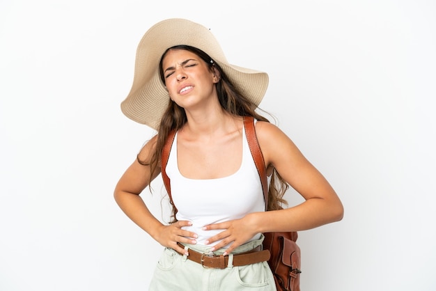 Jovem mulher caucasiana vestindo uma pamela nas férias de verão, isolada no fundo branco, sofrendo de dor nas costas por ter feito um esforço