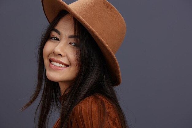 Jovem mulher chapéu marrom gestos de mão camisola marrom moda emoções Estilo de vida