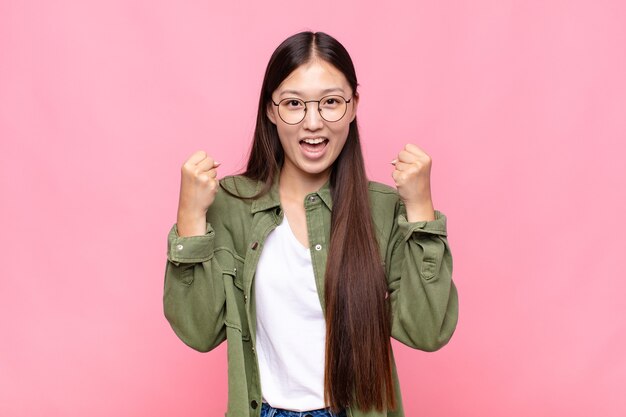 jovem mulher chinesa bonita