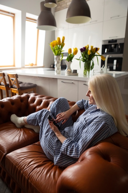 Foto jovem mulher com albinismo passando tempo em casa