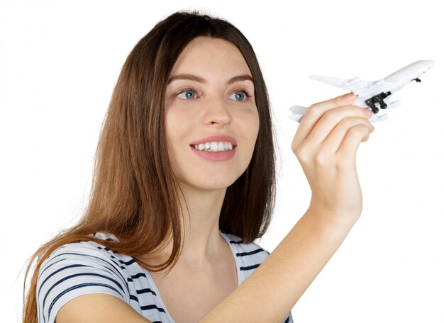 Jovem mulher com avião de brinquedo.