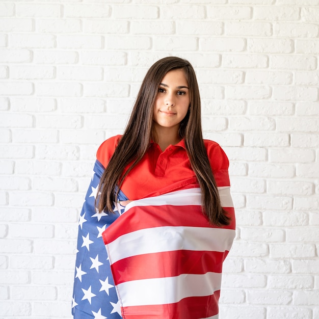 Jovem mulher com bandeira nacional dos EUA