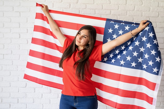 Jovem mulher com bandeira nacional dos EUA