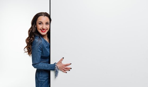 Jovem mulher com banner de placa em branco isolada no fundo branco Jovem feliz com outdoor em branco