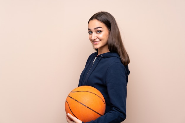 Jovem mulher com bola de basquete