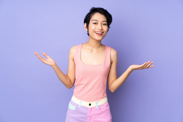 Jovem mulher com cabelo curto isolado roxo sorrindo muito