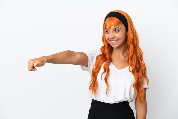 Jovem mulher com cabelo laranja isolado no fundo branco fazendo um gesto de polegar para cima