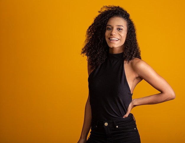 Foto jovem mulher com cabelos cacheados