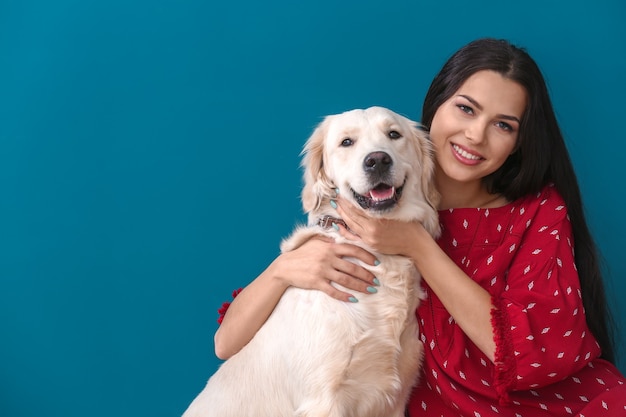 Foto jovem mulher com cachorro na cor de fundo. amizade entre animal de estimação e dono