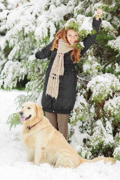 Jovem mulher com cachorro no inverno