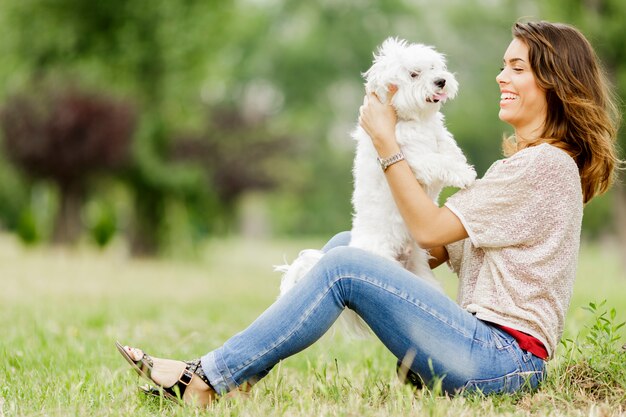 Jovem mulher com cachorro