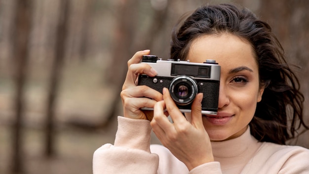 Jovem mulher com câmera