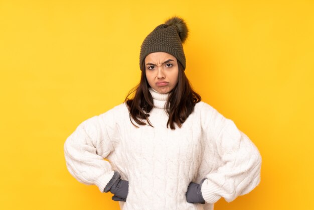 Jovem mulher com chapéu de inverno isolada