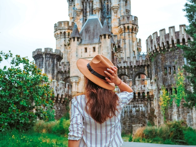 Jovem mulher com chapéu e cabelo comprido do castelo de butron, na espanha