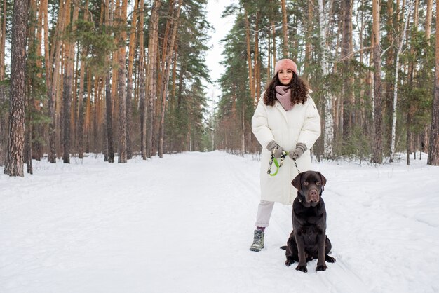 Jovem mulher com chocolate labrador