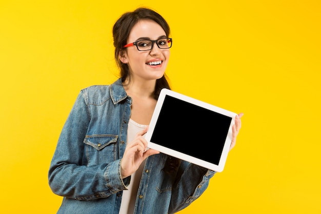 Jovem mulher com computador tablet