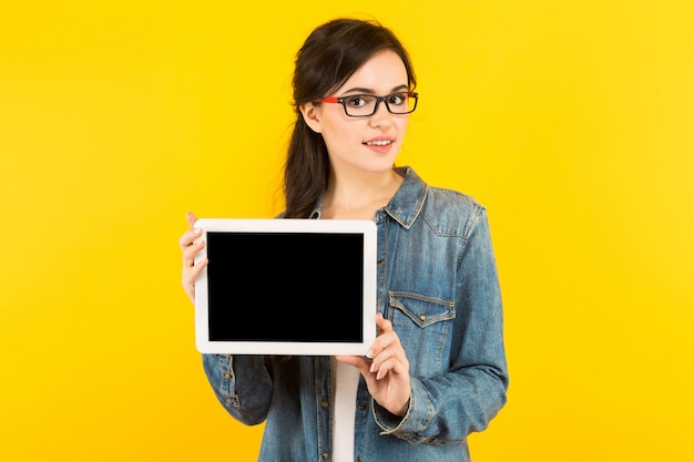 Jovem mulher com computador tablet