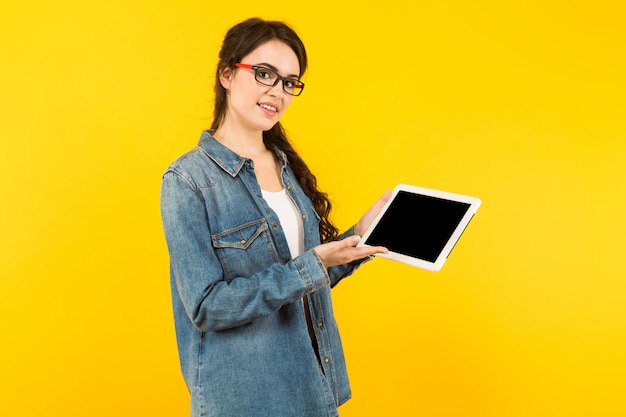 Jovem mulher com computador tablet