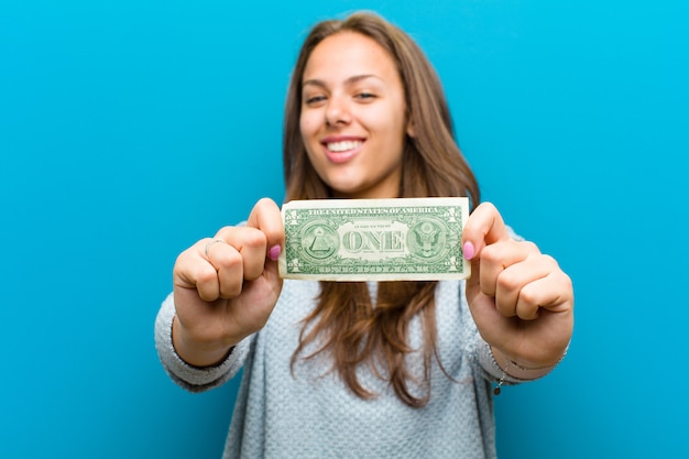 Jovem mulher com contas contra o fundo azul