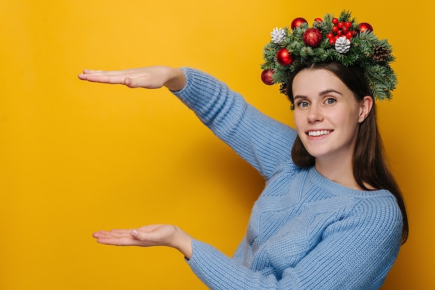 Jovem mulher com coroa na cabeça