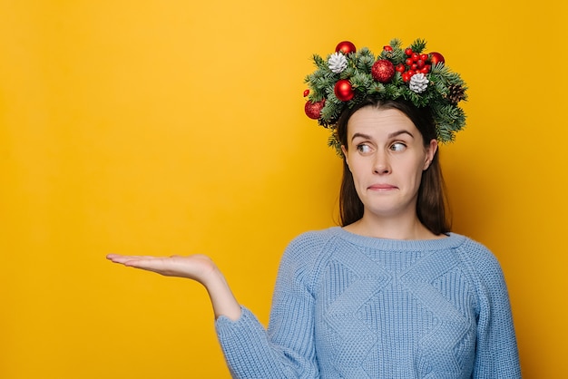 Jovem mulher com coroa na cabeça