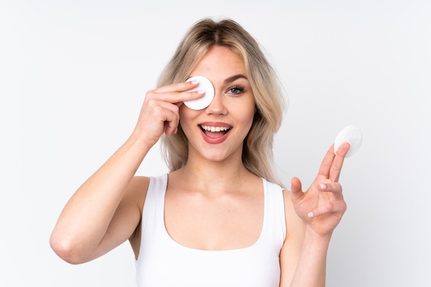 Foto jovem mulher com cosméticos sobre parede isolada