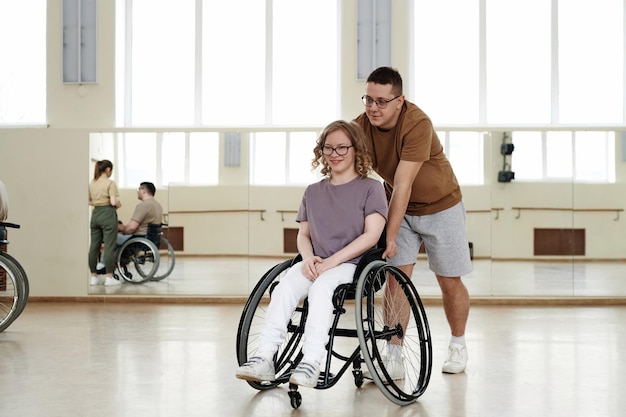 Jovem mulher com deficiência e seu parceiro em um estúdio de dança