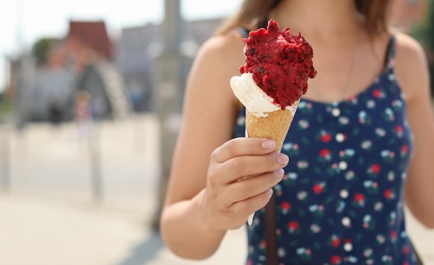 Jovem mulher com delicioso sorvete ao ar livre