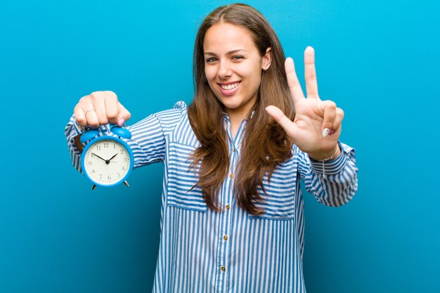 Foto jovem mulher com despertador