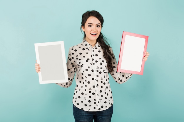 Jovem mulher com dois quadros em branco