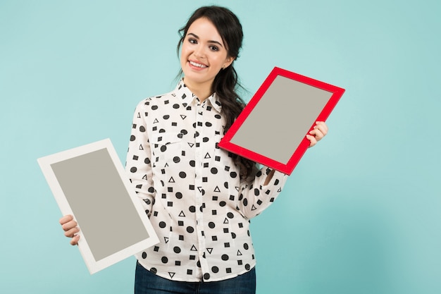 Jovem mulher com dois quadros em branco