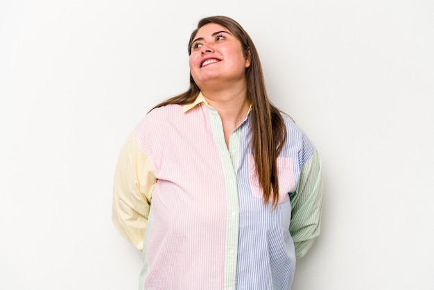 Jovem mulher com excesso de peso caucasiana isolada no fundo branco relaxado e feliz rindo, pescoço esticado mostrando os dentes.